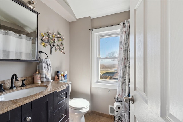 full bath featuring visible vents, baseboards, toilet, curtained shower, and vanity