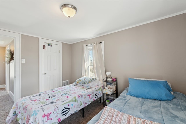 bedroom featuring ornamental molding, carpet, baseboards, and visible vents