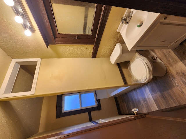 3491 Garland St, Detroit, MI 48214 - bathroom with a textured wall