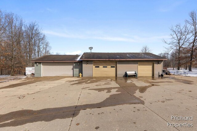 view of detached garage