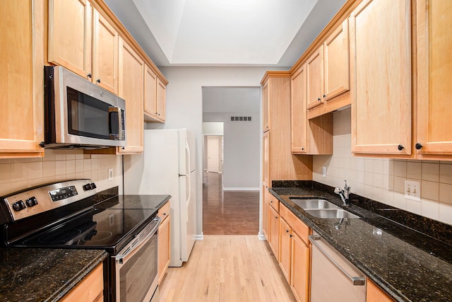 50128 Bethesda, Shelby Twp, MI 48317 - kitchen featuring a sink, light wood finished floors, stainless steel appliances, light brown cabinets, and visible vents