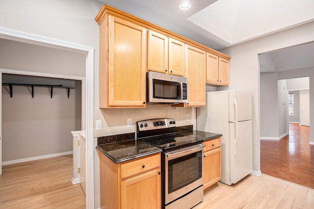 50128 Bethesda, Shelby Twp, MI 48317 - kitchen featuring light wood finished floors, baseboards, tasteful backsplash, light brown cabinets, and appliances with stainless steel finishes