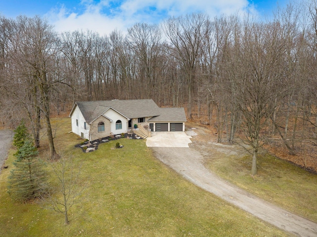 view of front facade featuring an attached garage, dirt driveway, and a front yard
