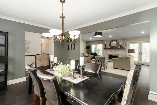 dining area featuring recessed lighting, crown molding, a chandelier, dark wood-style floors, and baseboards