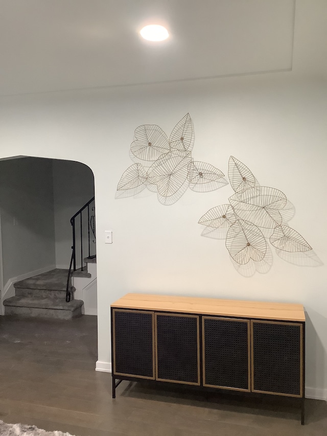 room details with recessed lighting, baseboards, arched walkways, and wood finished floors