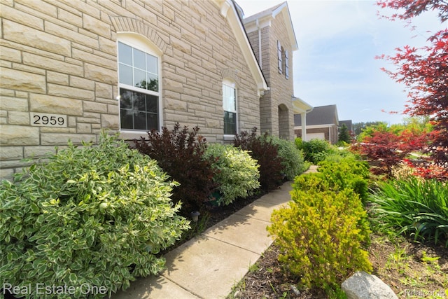 2959 Montgomery Cir, Walled Lake, MI 48390 - view of side of property with stone siding