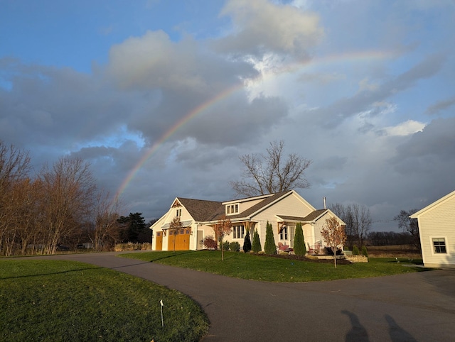 view of front facade featuring a front lawn and curved driveway
