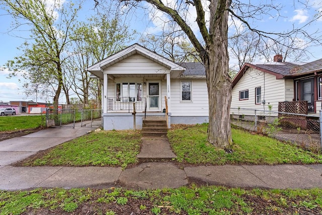 view of front of house with fence and covered porch