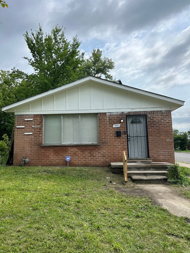 13900 Sussex St, Detroit, MI 48227 - view of front of property with brick siding and a front yard
