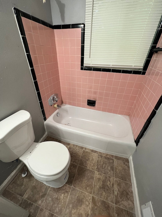 13900 Sussex St, Detroit, MI 48227 - full bath featuring walk in shower, toilet, baseboards, and a washtub