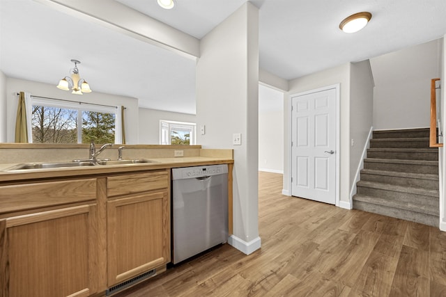 kitchen with visible vents, a sink, stainless steel dishwasher, an inviting chandelier, and light wood finished floors