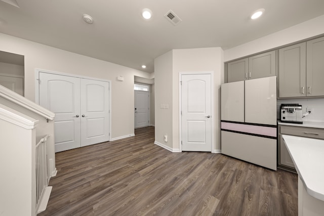 kitchen featuring dark wood-style flooring, light countertops, visible vents, recessed lighting, and gray cabinets
