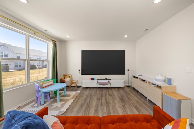 living room with baseboards, visible vents, wood finished floors, and recessed lighting