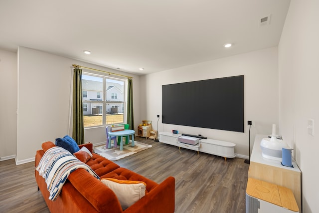 living area featuring dark wood-type flooring, baseboards, visible vents, and recessed lighting