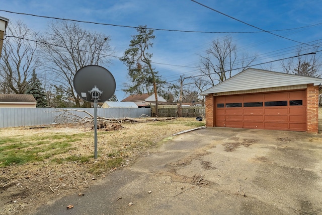 2174 Middlebelt Rd, West Bloomfield, MI 48324 - detached garage with fence