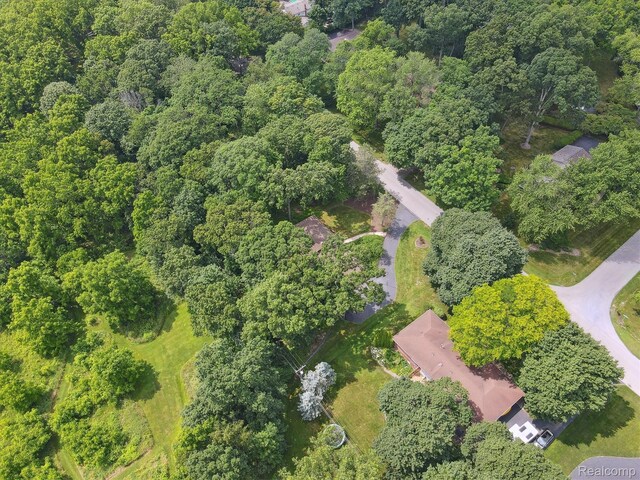 2915 Hillendale Dr, Rochester Hills, MI 48309 - aerial view of property and surrounding area featuring a forest