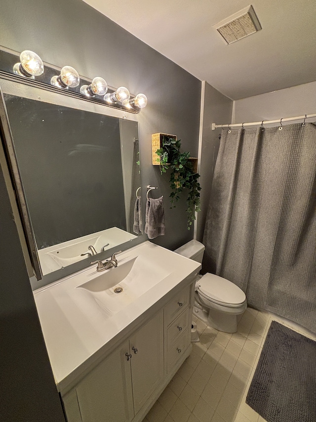 full bathroom featuring toilet, a shower with curtain, vanity, visible vents, and tile patterned flooring