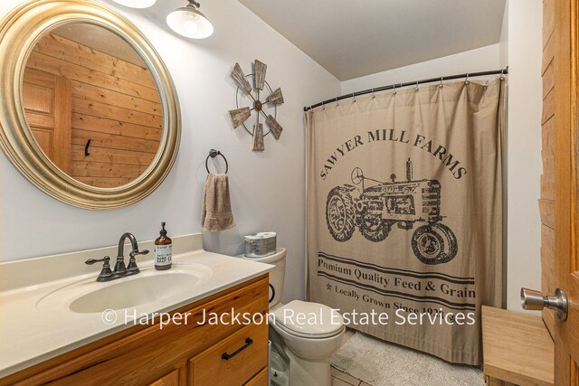 bathroom featuring toilet, a shower with curtain, and vanity