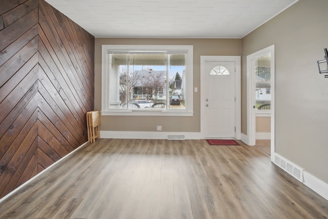 880 White Ave, Lincoln Park, MI 48146 - foyer with wood finished floors, baseboards, and visible vents