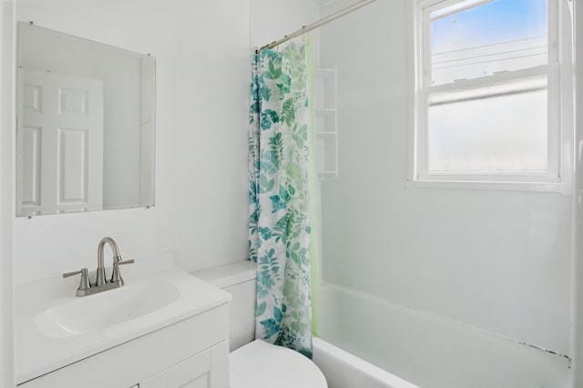 880 White Ave, Lincoln Park, MI 48146 - bathroom with shower / tub combo with curtain, vanity, and toilet
