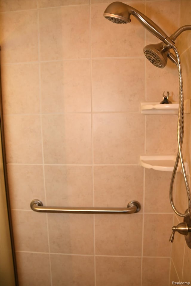 1521 Ferris Ave, Lincoln Park, MI 48146 - bathroom featuring tiled shower