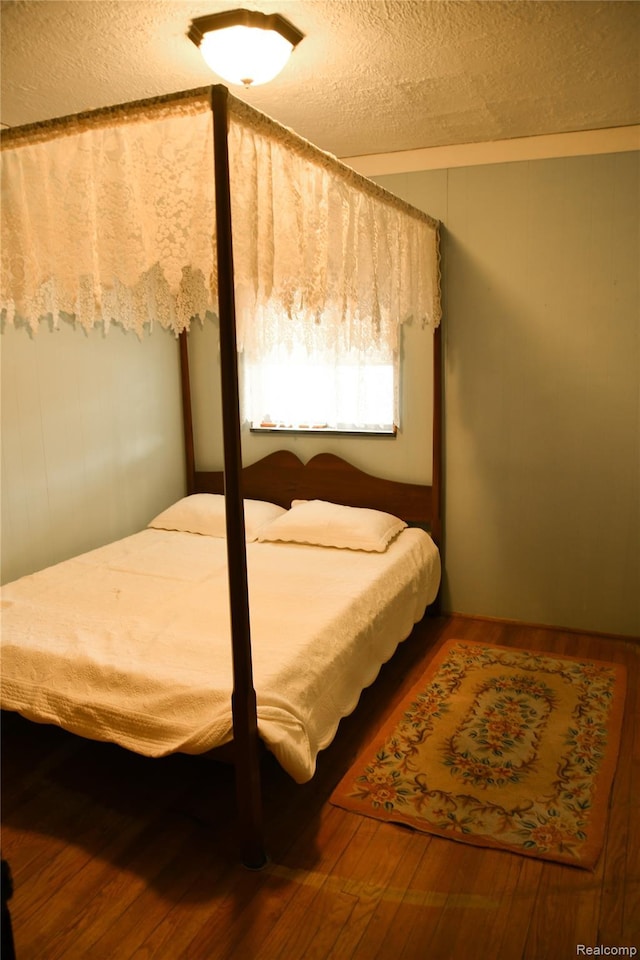 1521 Ferris Ave, Lincoln Park, MI 48146 - bedroom with wood finished floors and a textured ceiling