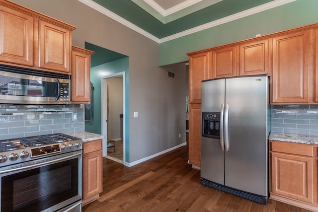 kitchen featuring crown molding, visible vents, stainless steel appliances, dark wood-type flooring, and backsplash