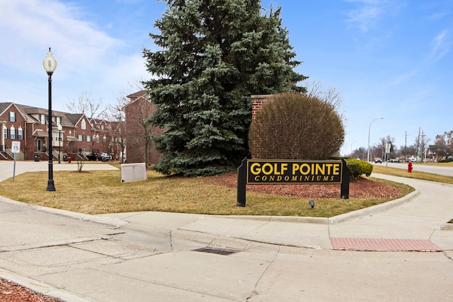 community / neighborhood sign with a residential view