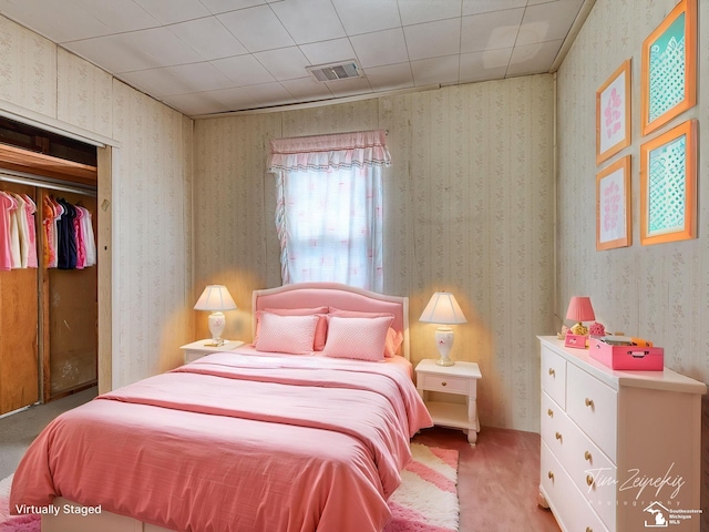 20212 Northline Rd, Taylor, MI 48180 - carpeted bedroom featuring wallpapered walls and a closet