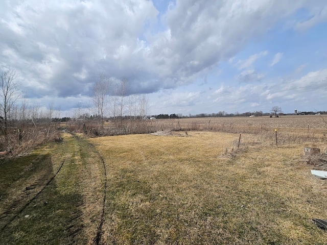 view of yard featuring a rural view
