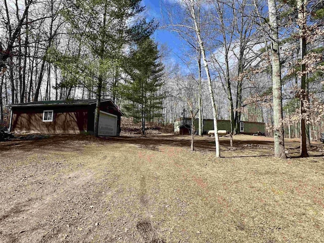 view of yard with driveway