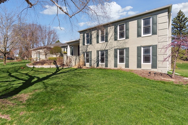 view of front of home featuring a front yard