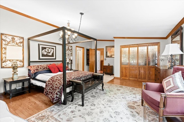 2865 Steeple Hill Rd, White Lake, MI 48383 - bedroom featuring wood finished floors, crown molding, a chandelier, and baseboards