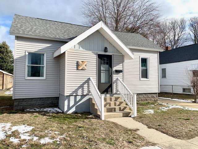 view of front of home with a shingled roof