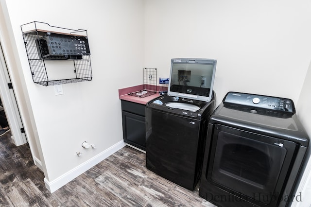 11724 N Satterlee Rd, Lakeview, MI 48850 - laundry area featuring wood finished floors, washer and clothes dryer, and baseboards