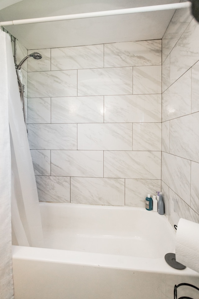 4494 Bishop St, Detroit, MI 48224 - full bath featuring shower / bath combination with curtain