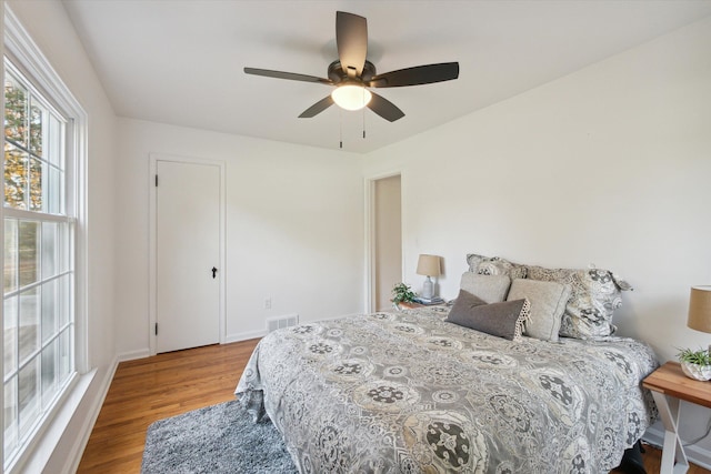 21124 Thorofare Rd, Grosse Ile, MI 48138 - bedroom featuring wood finished floors, visible vents, baseboards, and ceiling fan