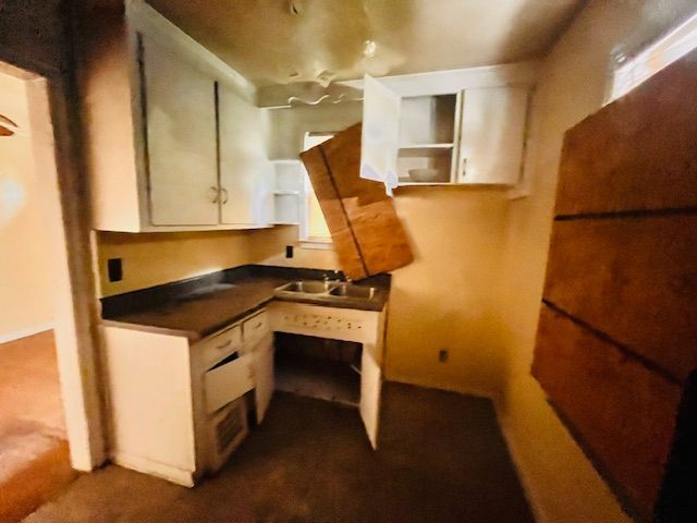 15732 Meyers Rd, Detroit, MI 48227 - home office with a sink