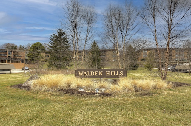 community / neighborhood sign featuring a lawn