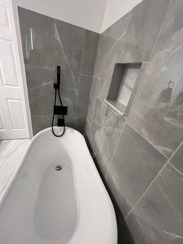 room details with a bathing tub