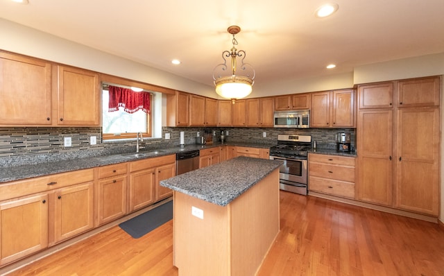 448 Marblewood Ln, Saline, MI 48176 - kitchen with stainless steel appliances, a sink, tasteful backsplash, light wood finished floors, and recessed lighting
