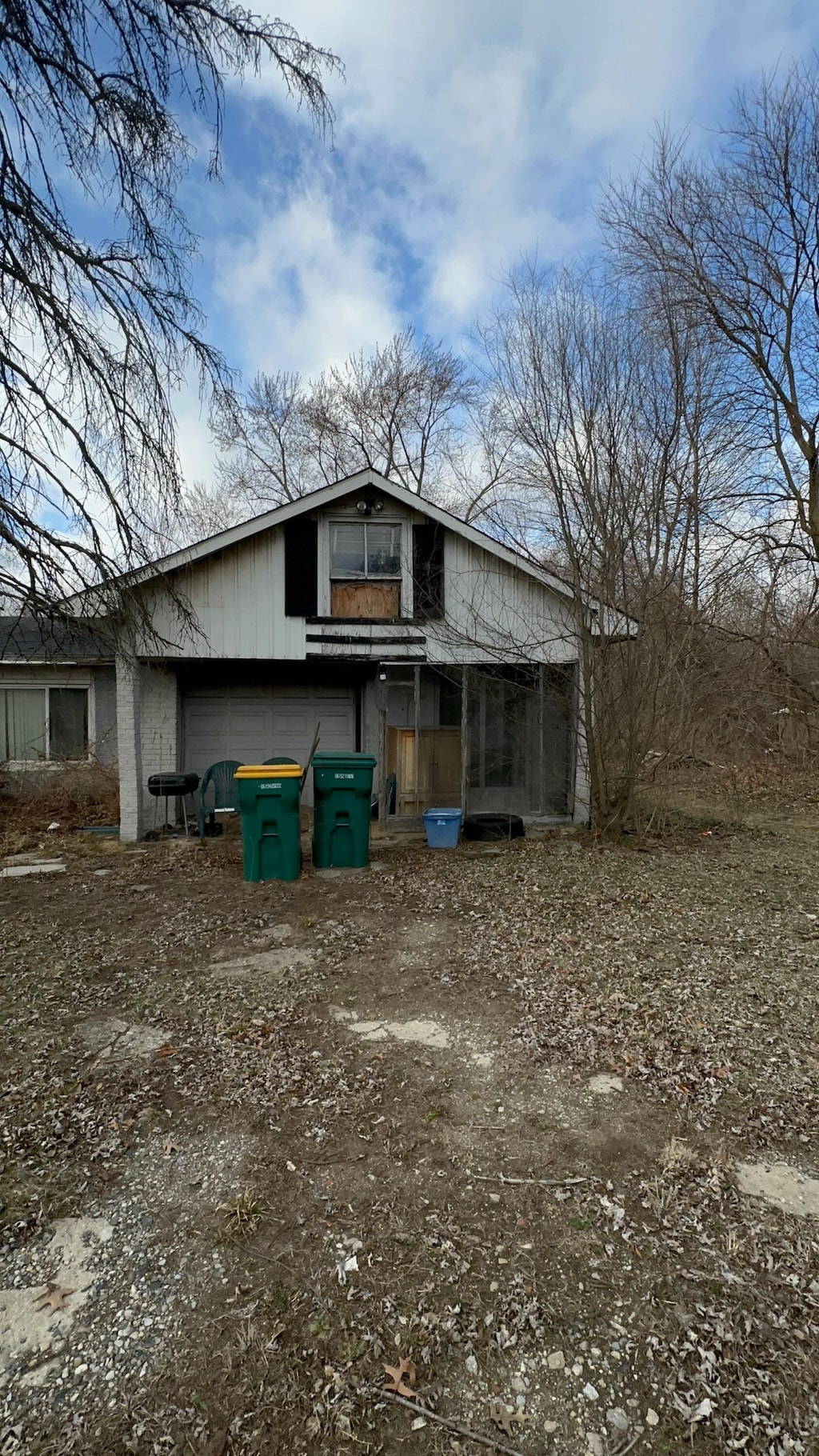35300 Ecorse Rd, Romulus, MI 48174 - rear view of house featuring dirt driveway