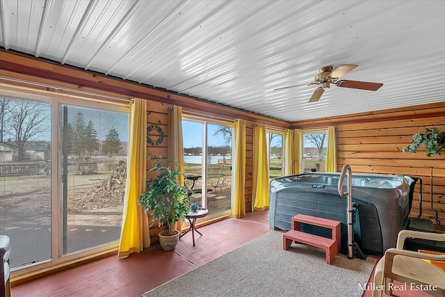 sunroom / solarium with a ceiling fan