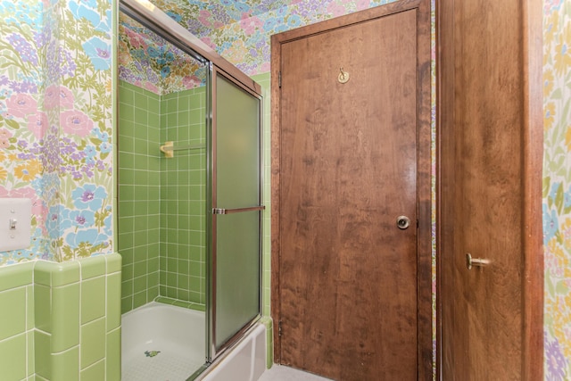 4710 Cove Rd, West Bloomfield, MI 48323 - full bathroom with wallpapered walls and enclosed tub / shower combo