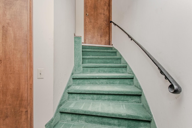 4710 Cove Rd, West Bloomfield, MI 48323 - view of staircase