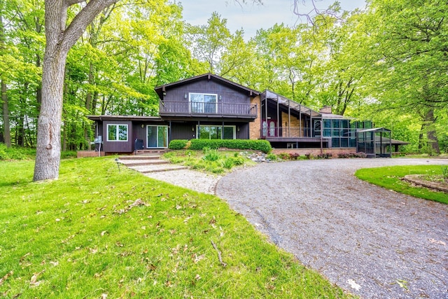 4710 Cove Rd, West Bloomfield, MI 48323 - view of front of house with curved driveway and a front lawn