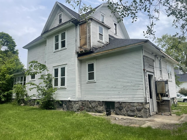 130 Cliff St, Battle Creek, MI 49014 - view of property exterior featuring a lawn