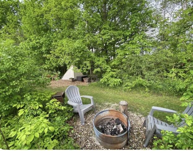 view of yard featuring a fire pit