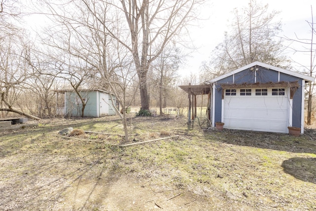 view of yard featuring an outbuilding