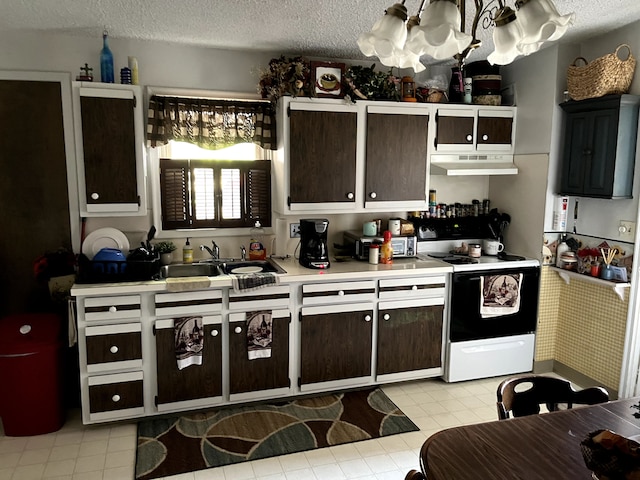 kitchen featuring light countertops, under cabinet range hood, electric stove, a sink, and a notable chandelier